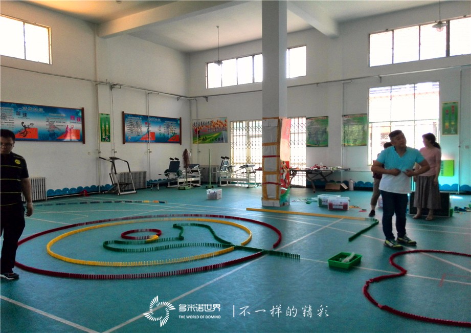 師生同擺多米諾，快快樂樂迎“六一”