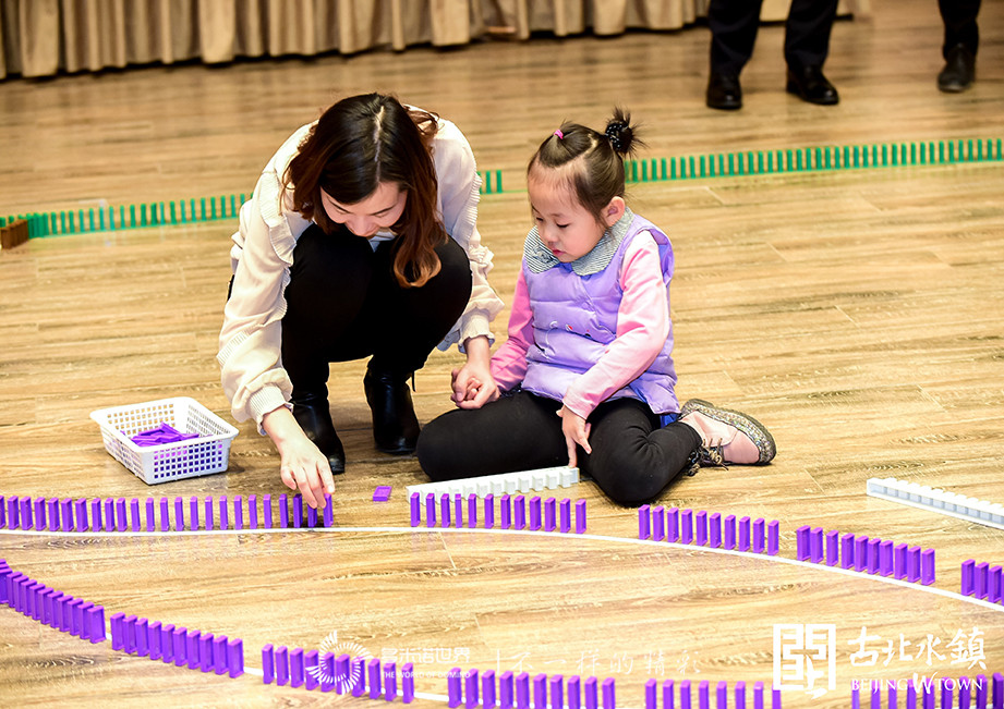 多米諾骨牌搭建 “長(zhǎng)城下的星空小鎮(zhèn)”，增彩客戶(hù)答謝會(huì)