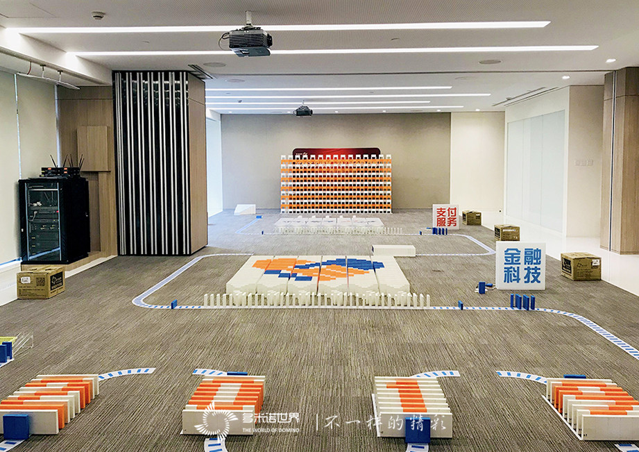 匯才學(xué)院總裁班，多米諾骨牌慶開學(xué)