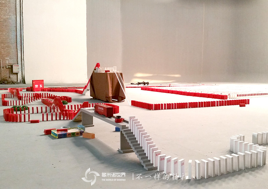 史上第一個牛奶多米諾誕生