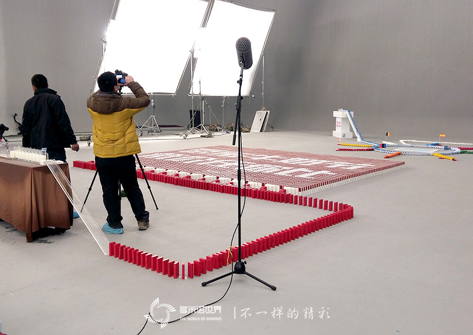 史上第一個牛奶多米諾誕生