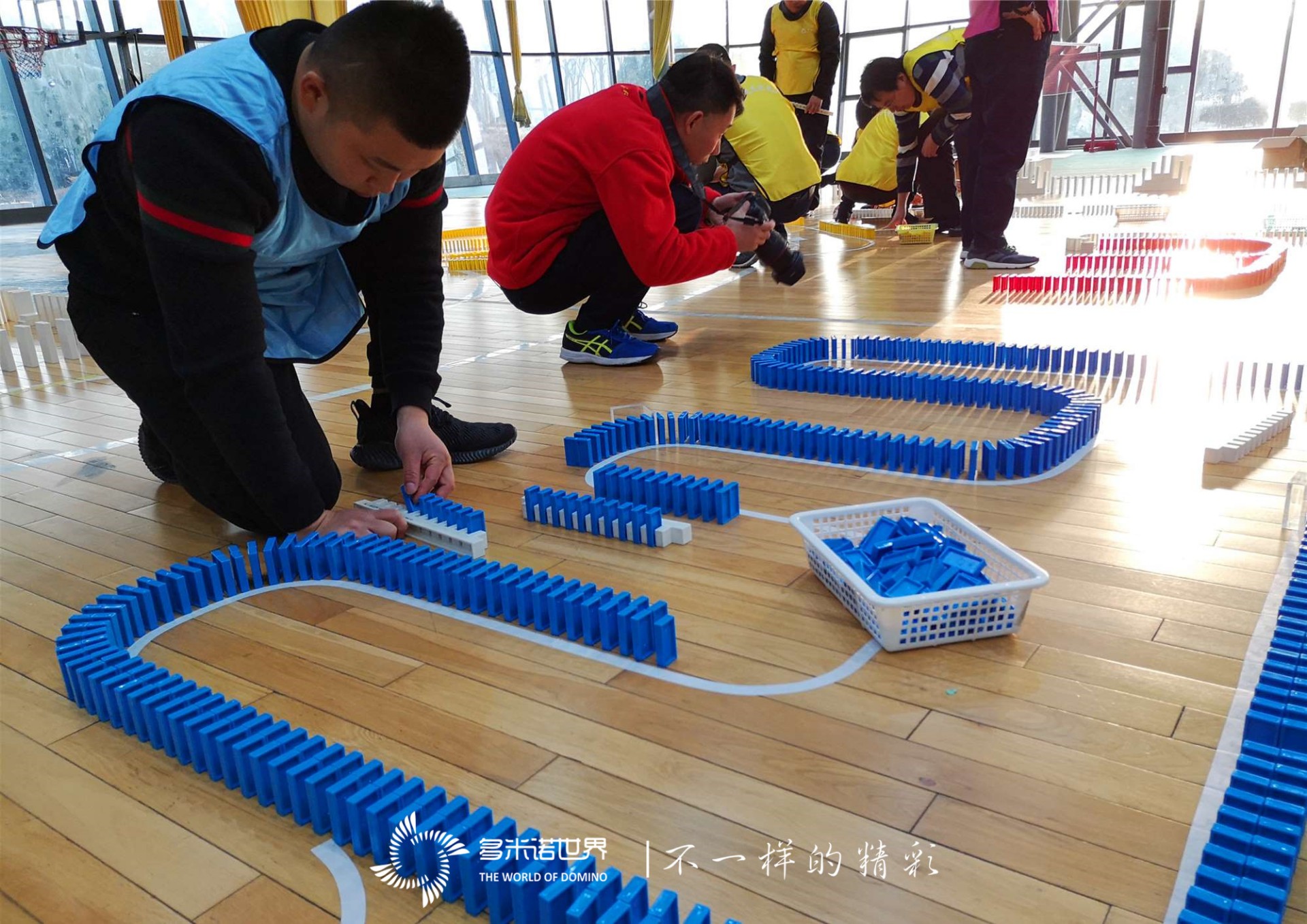 多米諾骨牌團(tuán)建詮釋企業(yè)精神